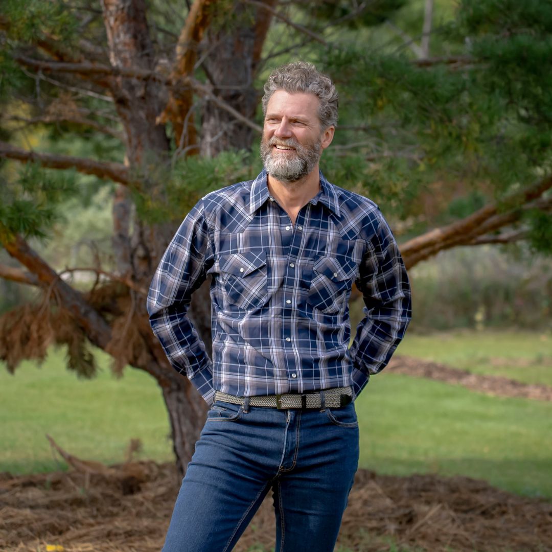 Men's long-sleeve western shirt. Plaid pattern. Pearl snaps.