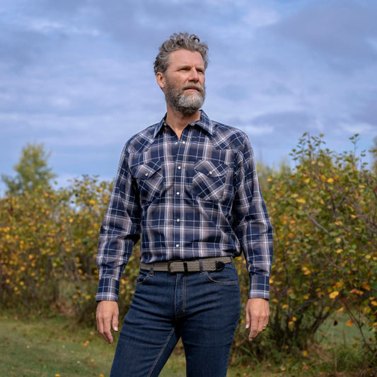Men's long-sleeve western shirt. Plaid pattern. Pearl snaps.