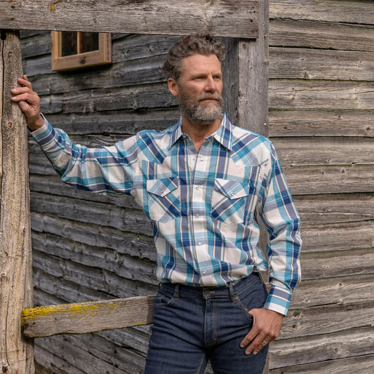 Men's long-sleeve western shirt. Plaid pattern. Pearl snaps.