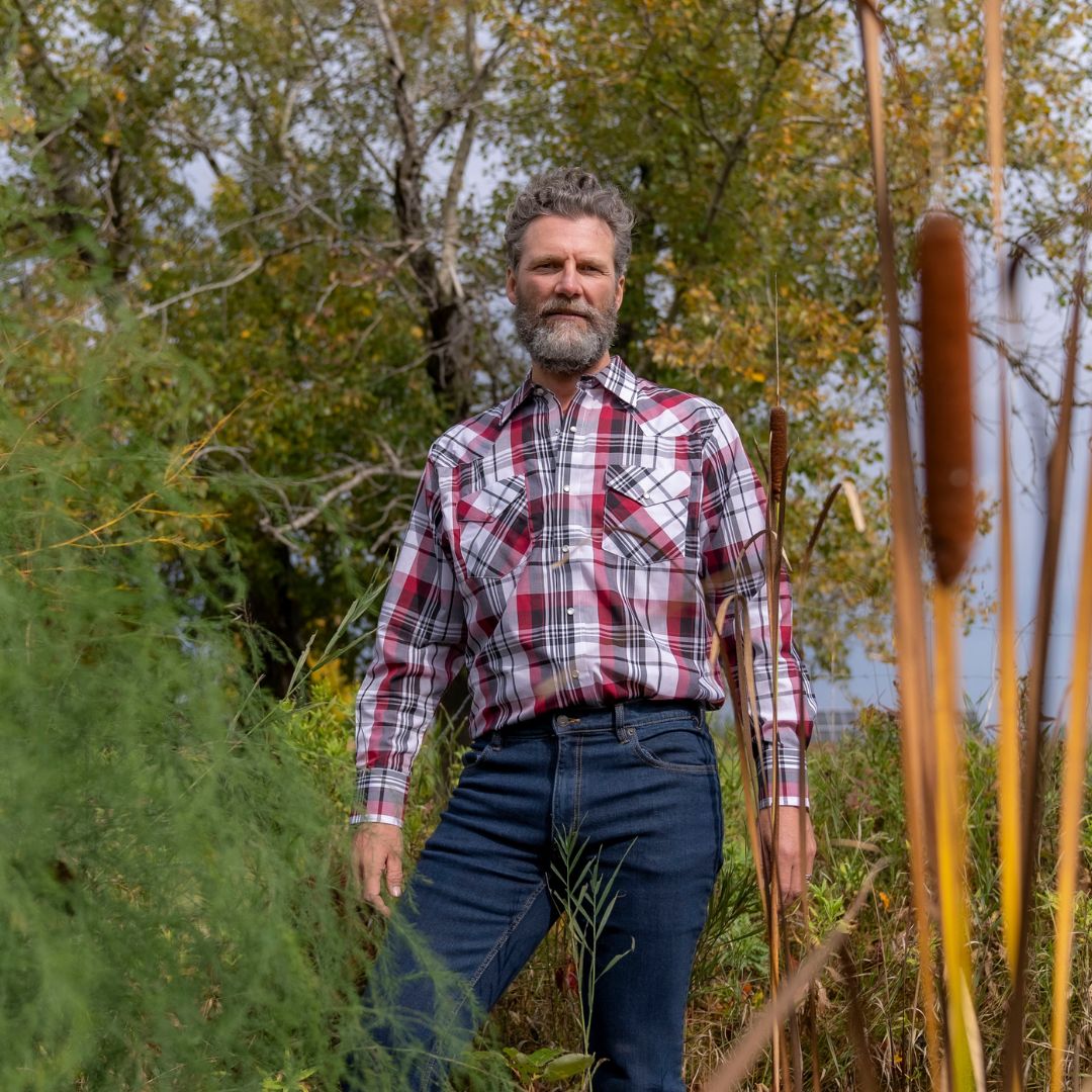 Men's long-sleeve western shirt. Plaid pattern. Pearl snaps.