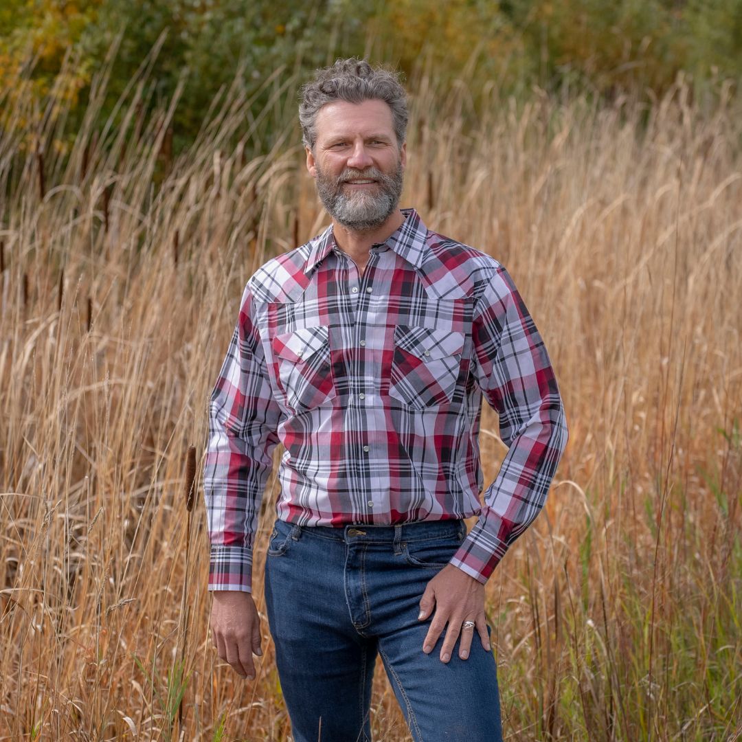 Men's long-sleeve western shirt. Plaid pattern. Pearl snaps.