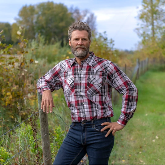 Men's long-sleeve western shirt. Plaid pattern. Pearl snaps.