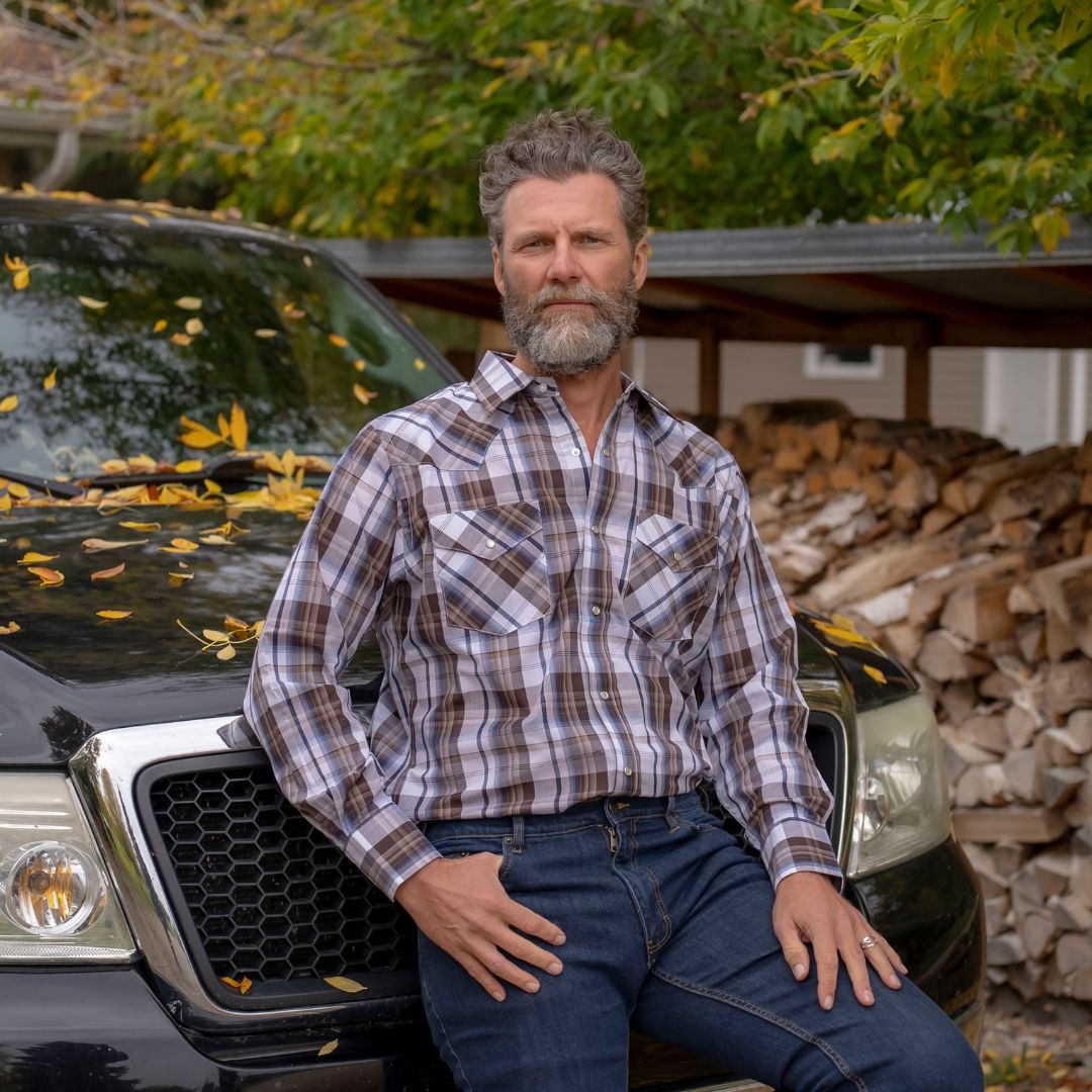 Men's short-sleeve western shirt. Plaid pattern. Pearl snaps.
