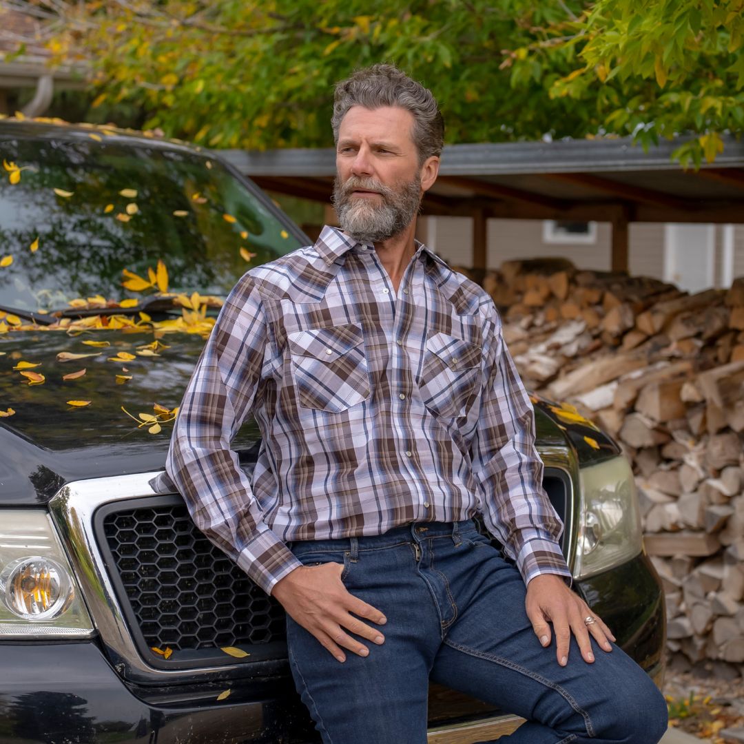 Men's short-sleeve western shirt. Plaid pattern. Pearl snaps.