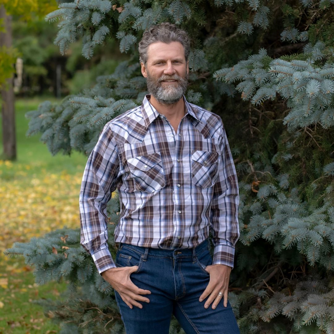 Men's short-sleeve western shirt. Plaid pattern. Pearl snaps.