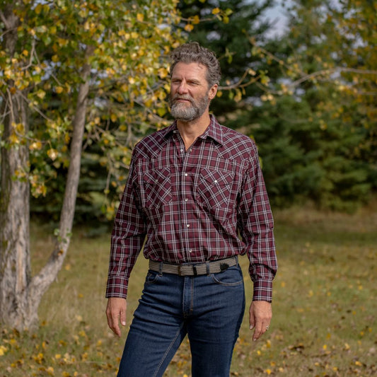 Men's long-sleeve western shirt. Plaid pattern. Pearl snaps.