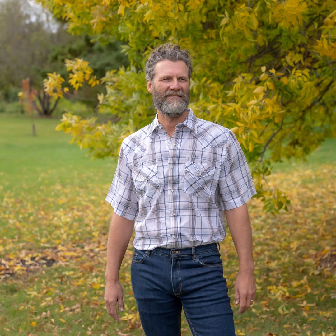 Men's short-sleeve western shirt. Plaid pattern. Pearl snaps.