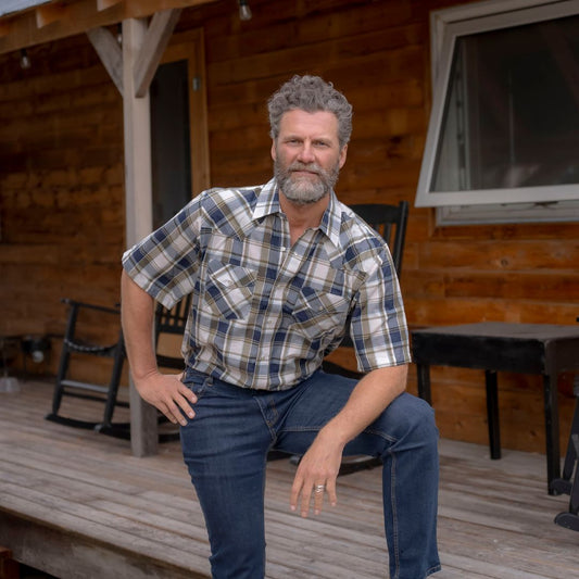 Men's short-sleeve western shirt. Plaid pattern. Pearl snaps.