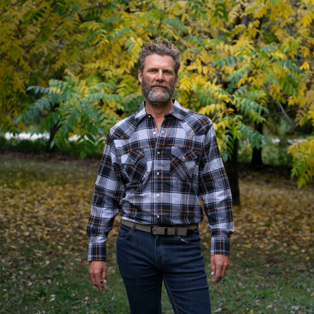 Men's long-sleeve western shirt. Plaid pattern. Pearl snaps.