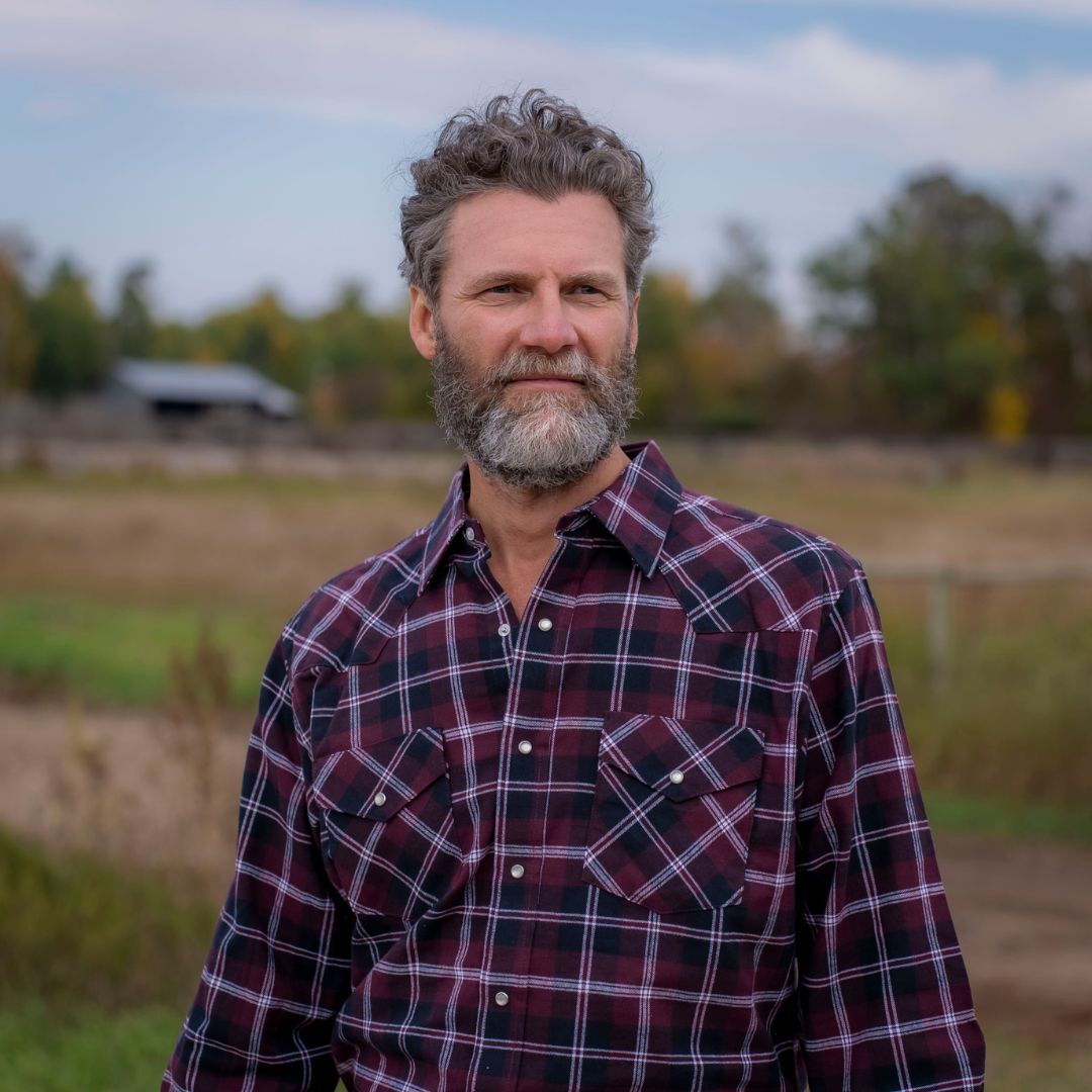 Men's long-sleeve western shirt. Plaid pattern. Pearl snaps.