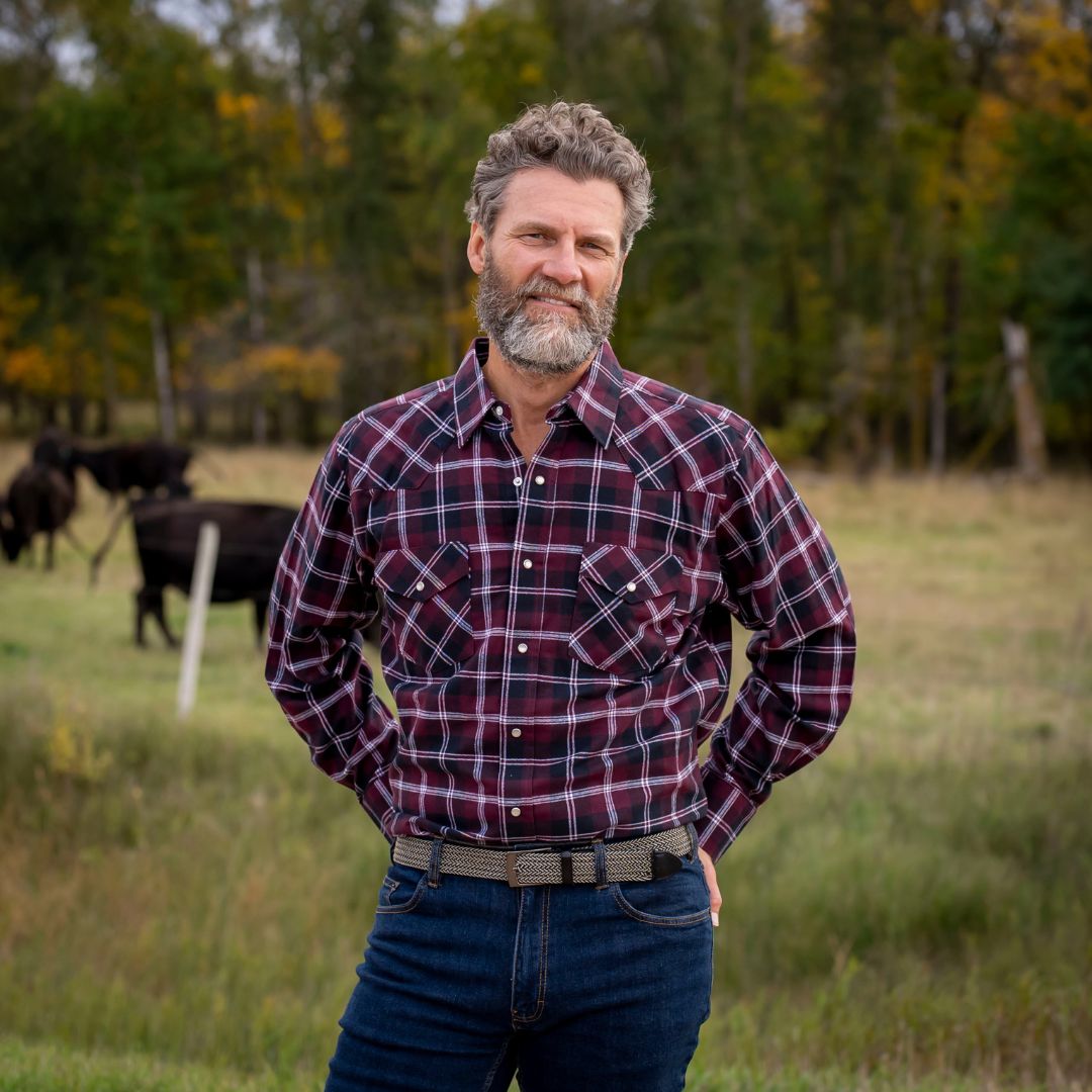 Men's long-sleeve western shirt. Plaid pattern. Pearl snaps.