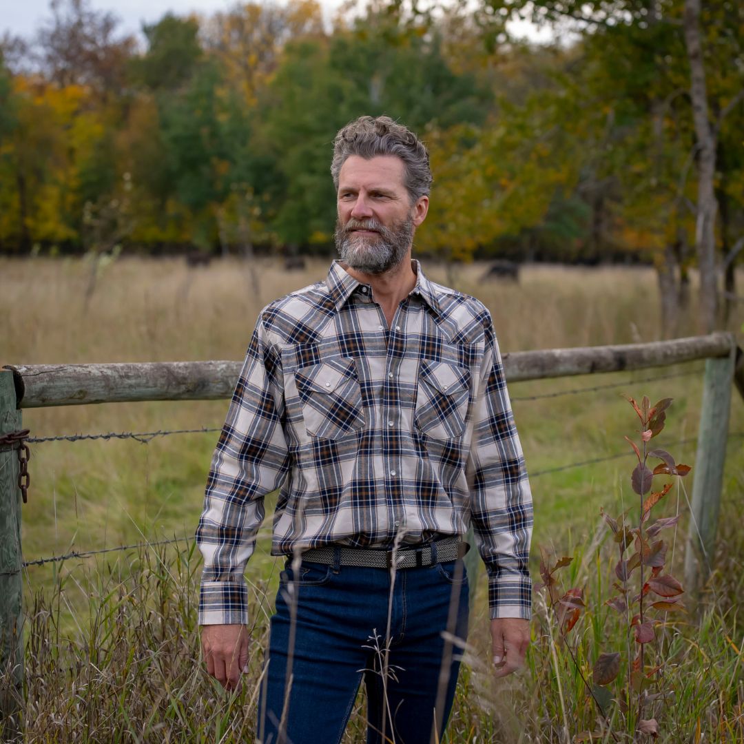 Men's long-sleeve western shirt. Plaid pattern. Pearl snaps.