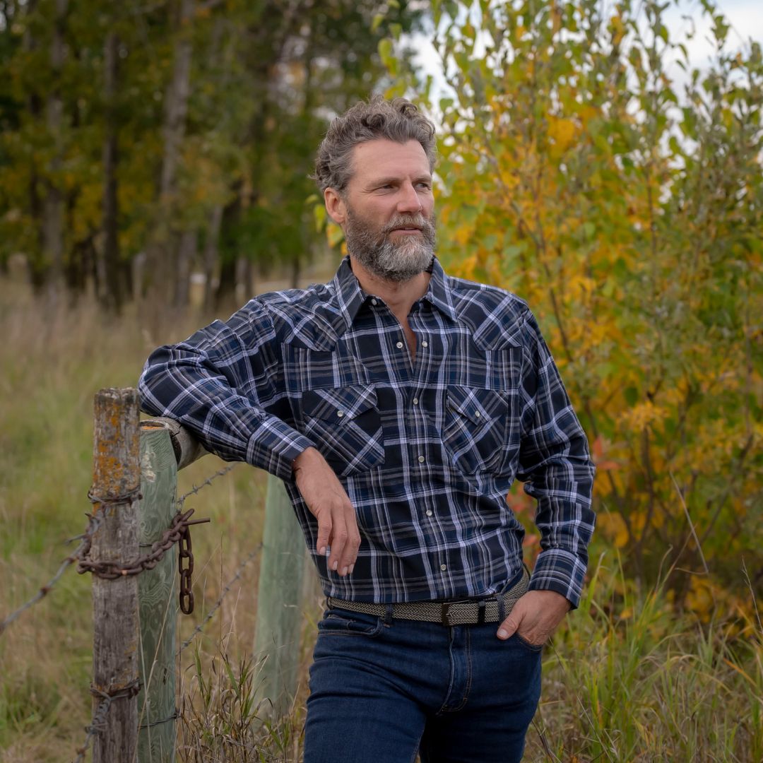 Men's long-sleeve western shirt. Plaid pattern. Pearl snaps.