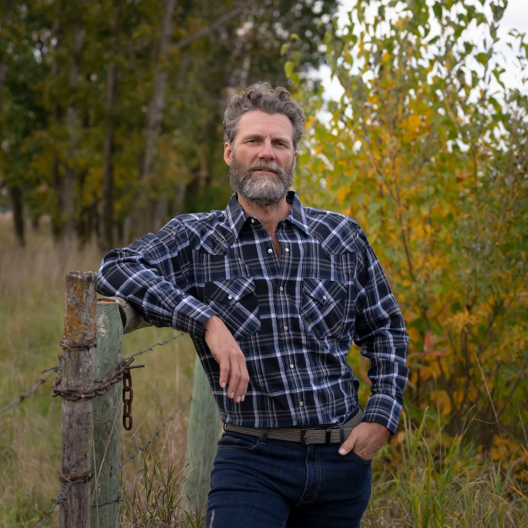 Men's long-sleeve western shirt. Plaid pattern. Pearl snaps.