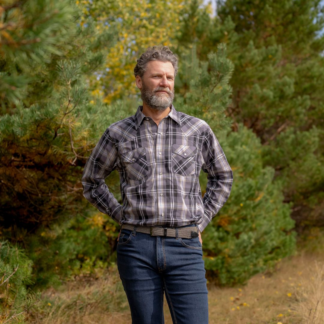 Men's short-sleeve western shirt. Plaid pattern. Pearl snaps.