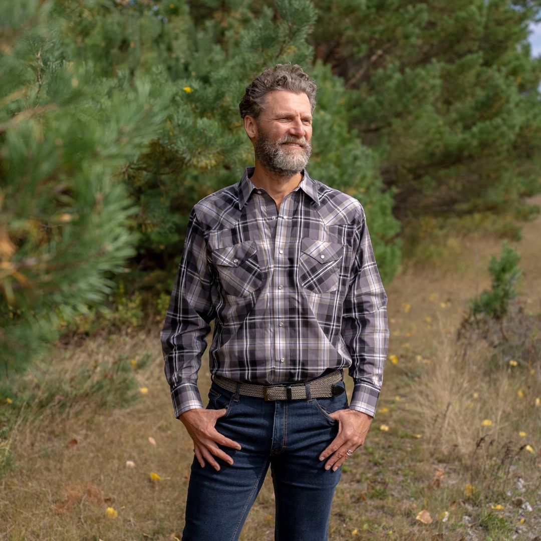 Men's short-sleeve western shirt. Plaid pattern. Pearl snaps.